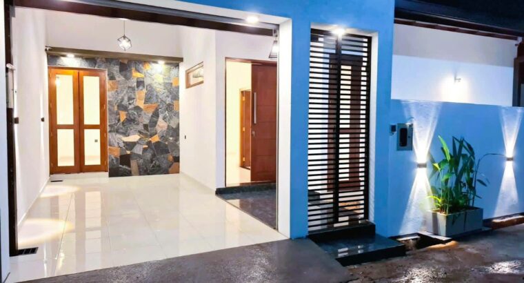 🏡 𝐁𝐫𝐚𝐧𝐝-𝐍𝐞𝐰 𝐌𝐨𝐝𝐞𝐫𝐧 𝐒𝐢𝐧𝐠𝐥𝐞-𝐒𝐭𝐨𝐫𝐞𝐲 𝐇𝐨𝐮𝐬𝐞 𝐟𝐨𝐫 𝐒𝐚𝐥𝐞 Athurugiriya
