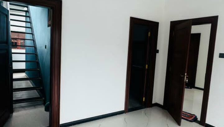 KAHATHUDUWA BRAND NEW BOX TYPE MODERN HOUSEWITH ROOF TOP AREA