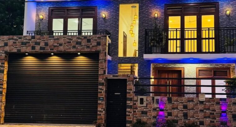 KAHATHUDUWA BRAND NEW BOX TYPE MODERN HOUSEWITH ROOF TOP AREA